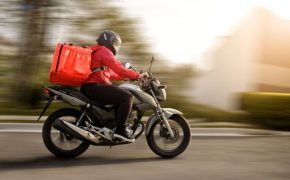 Seguros para repartidores en moto: 3 Mejores coberturas